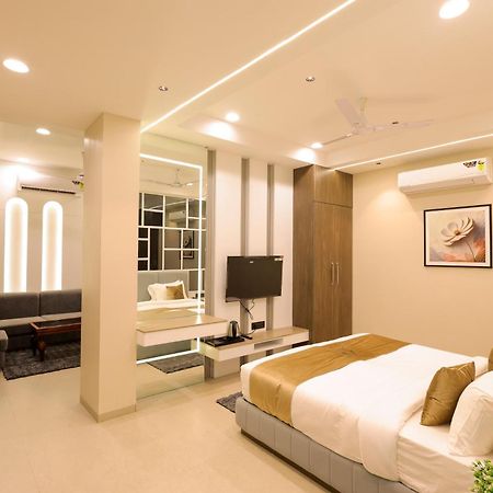 The Meera Hotel Ujjain Exteriör bild