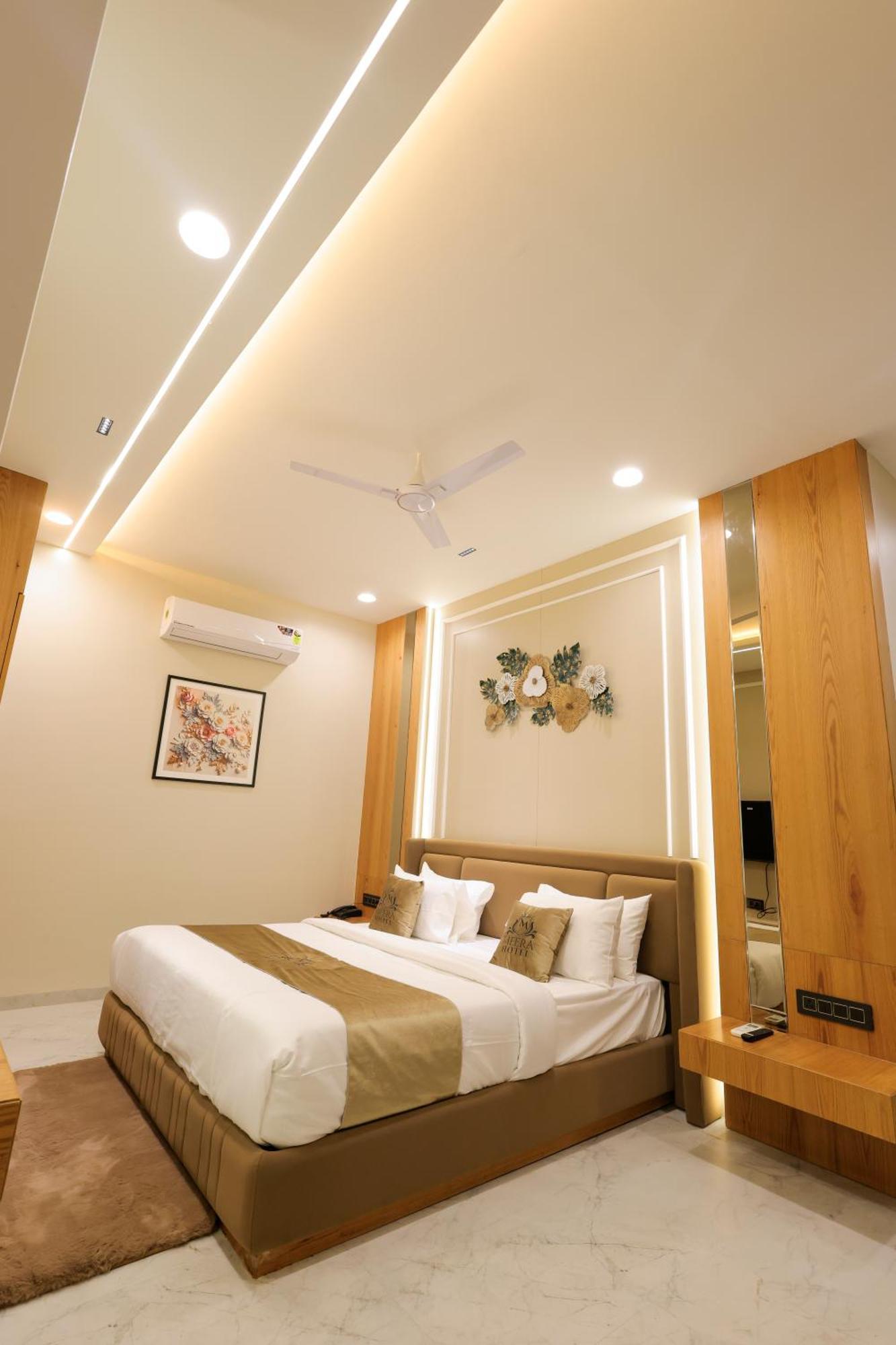 The Meera Hotel Ujjain Exteriör bild