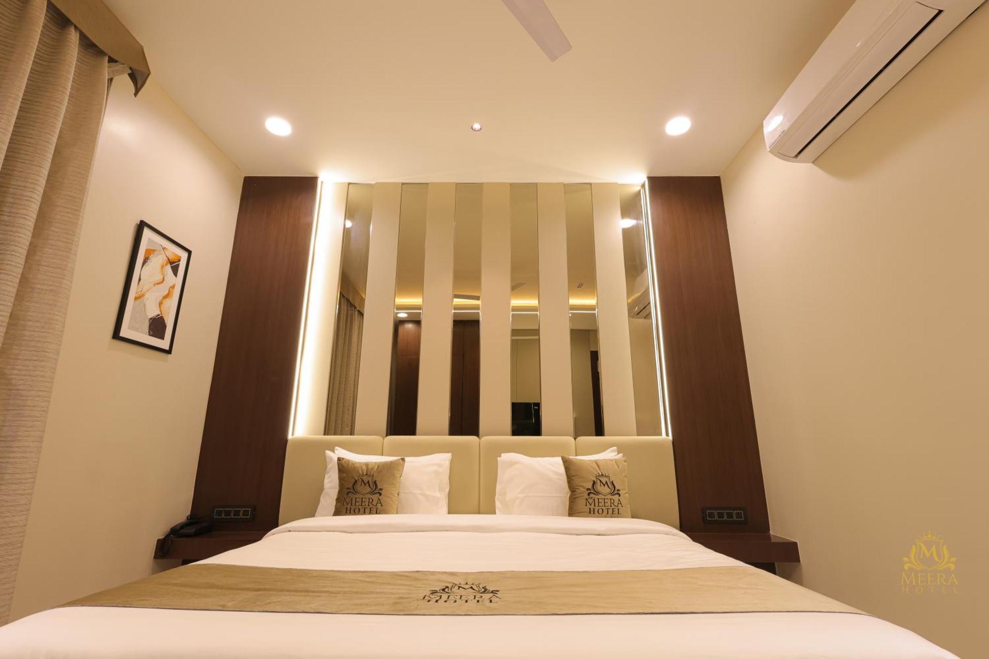 The Meera Hotel Ujjain Exteriör bild