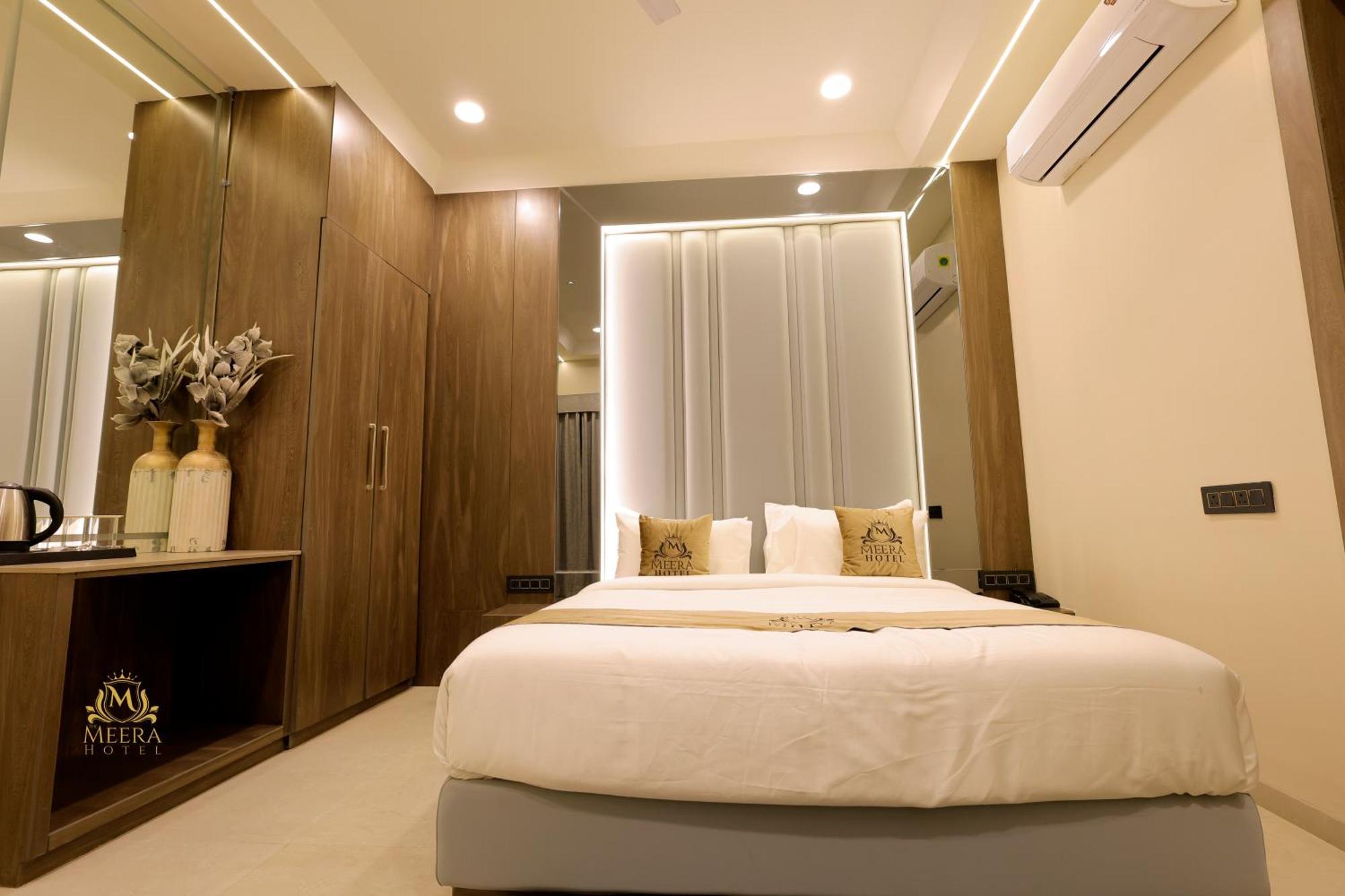 The Meera Hotel Ujjain Exteriör bild